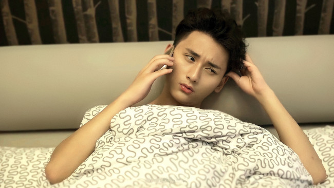 Обои картинки фото мужчины, ji li, актер, телефон, постель