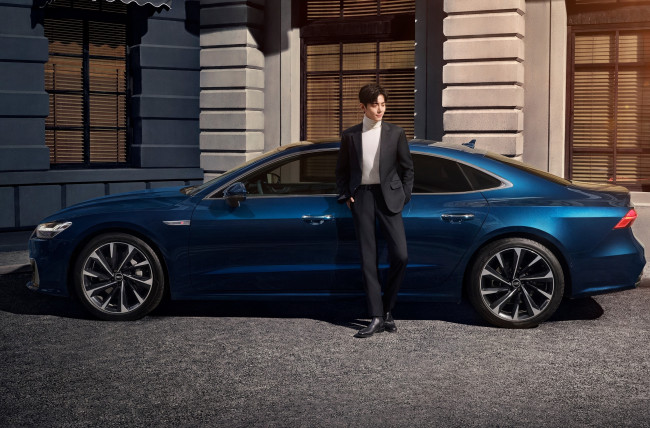 Обои картинки фото мужчины, xiao zhan, актер, костюм, машина, синяя, ауди, здание