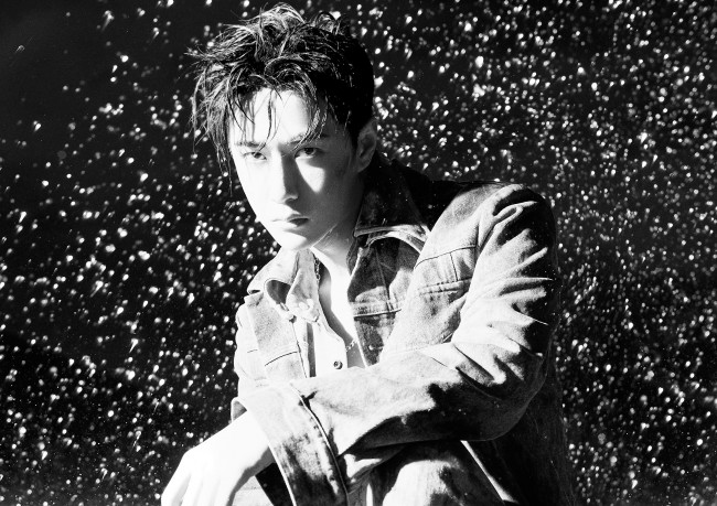 Обои картинки фото мужчины, wang yi bo, куртка, грязь, капли