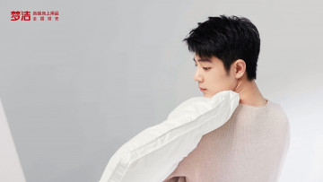 Картинка мужчины xiao+zhan актер свитер постель