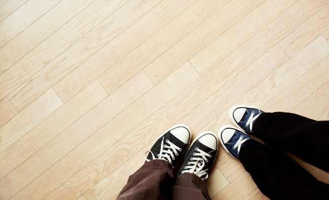 Обои картинки фото разное, руки,  ноги, ноги, кеды
