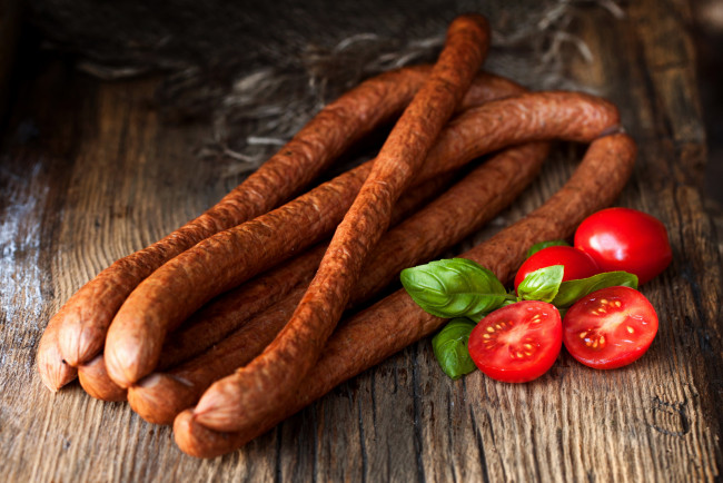 Обои картинки фото еда, колбасные изделия, базилик, колбаса, копченая, помидоры