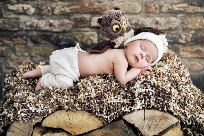 Обои картинки фото разное, дети, ребенок, сон, игрушка, сова, дрова