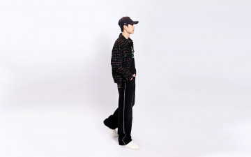 Картинка мужчины wang+yi+bo актер кепка рубашка