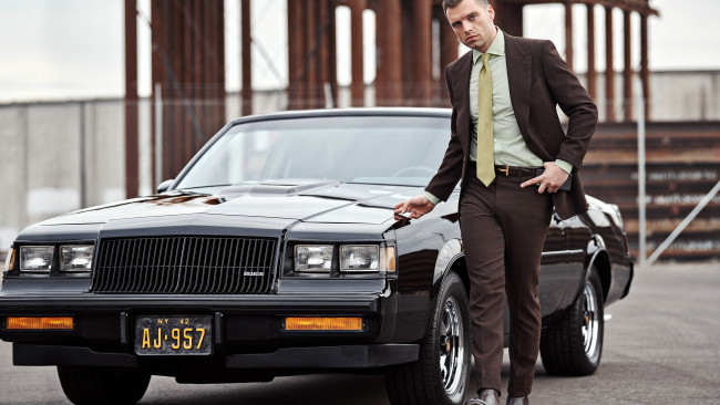 Обои картинки фото мужчины, -unsort, мужчина, костюм, галстук, машина
