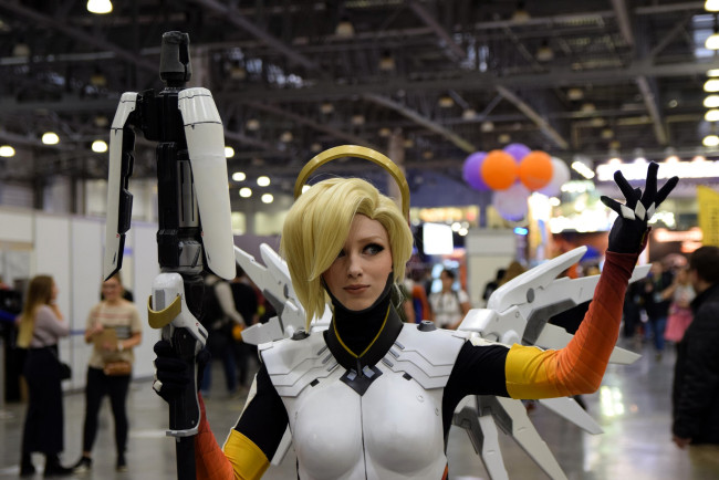 Обои картинки фото девушки, мария давыдова , lady melamory, образ, косплей, оружие, крылья, люди