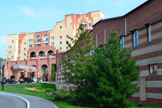 Обои картинки фото ватутинки, города, здания, дома, отель, парк