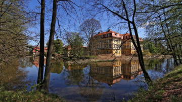 Картинка города -+здания +дома дома деревья река