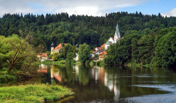 Картинка города -+католические+соборы +костелы +аббатства костел городок лес река