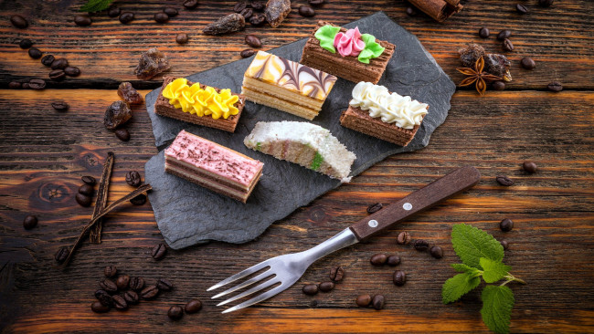 Обои картинки фото еда, пирожные,  кексы,  печенье, кофейные, зерна, мята, бадьян, ассорти