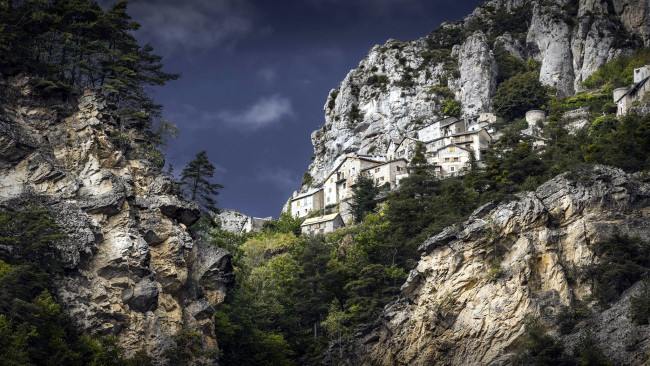 Обои картинки фото города, - здания,  дома, дома, скалы, горы