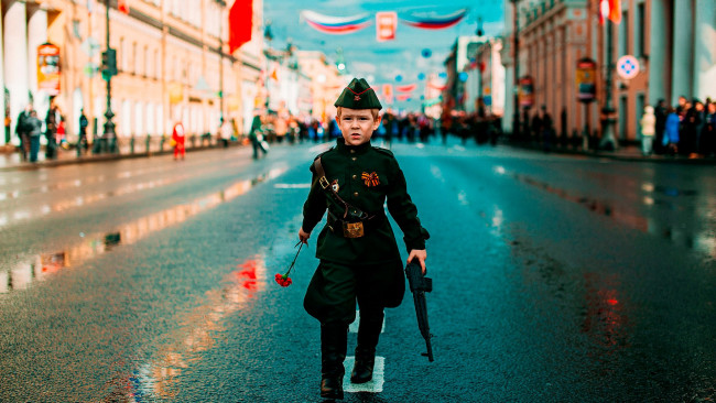 Обои картинки фото праздничные, день победы, звезда, автомат, мальчик, защитник, пилотка, гвоздика
