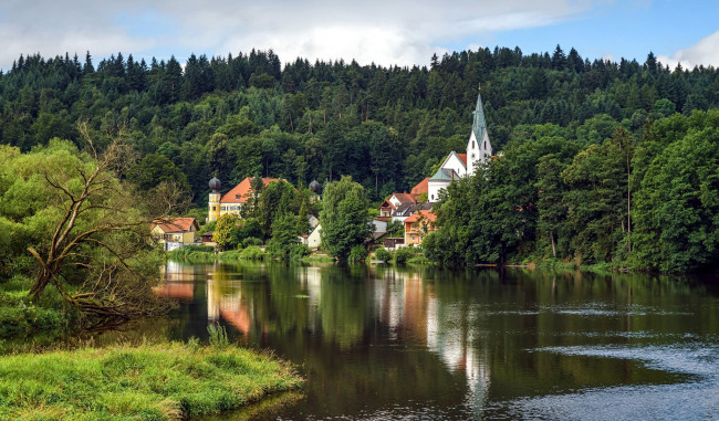 Обои картинки фото города, - католические соборы,  костелы,  аббатства, костел, городок, лес, река