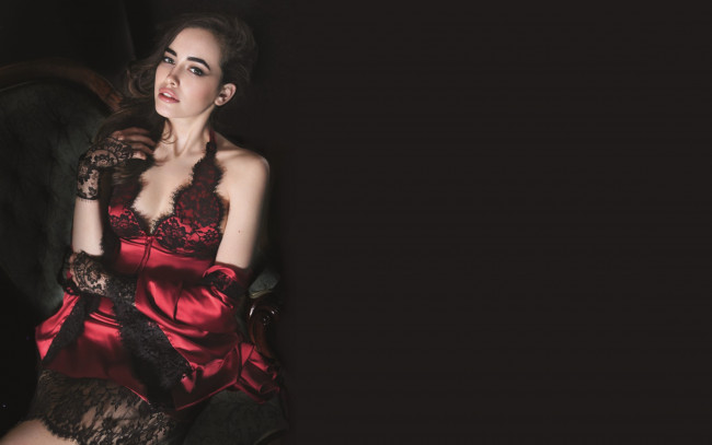 Обои картинки фото девушки, sarah stephens, модель, шатенка, белье, кружево, шелк, кресло