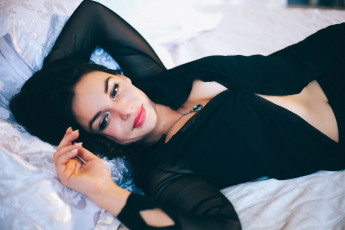 Картинка девушки -unsort+ брюнетки темноволосые кулон постель брюнетка блузка