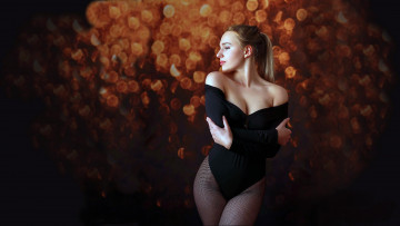 Картинка девушки -unsort+ блондинки +светловолосые поза темный фон колготки