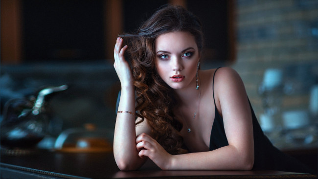 Обои картинки фото девушки, -unsort , брюнетки, темноволосые, темный, фон, портрет, длинные, волосы