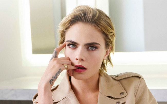 Обои картинки фото девушки, cara delevingne, блондинка, модель, лицо, кольцо, тату, куртка