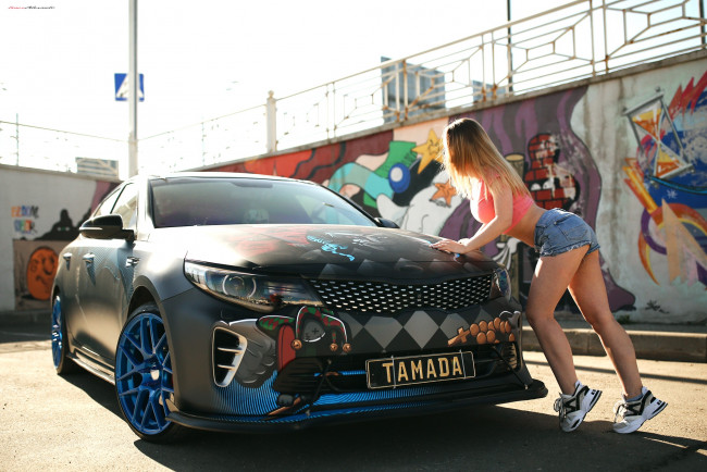 Обои картинки фото автомобили, -авто с девушками, александр, исаев, тюнинг, глубина, резкости, kia, женщины, с, автомобилями, кроссовки, джинсовые, шорты, живот, модель