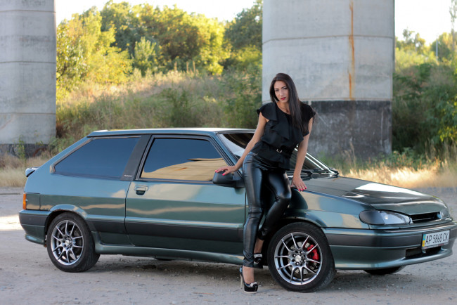 Обои картинки фото ваз- 2113, автомобили, -авто с девушками, брюнетка, девушка, лада, ваз-, 2113, автомобиль