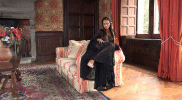 Картинка девушки satin+bloom шатенка платье букет камин диван окно