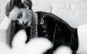 Картинка девушки margot+robbie актриса черно-белая бусы блестки