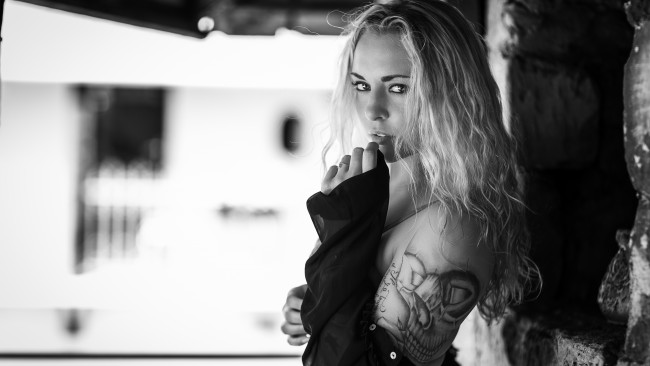 Обои картинки фото девушки, - черно-белые, красивая, девушка