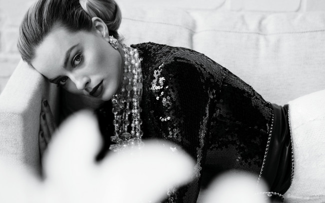 Обои картинки фото девушки, margot robbie, актриса, черно-белая, бусы, блестки