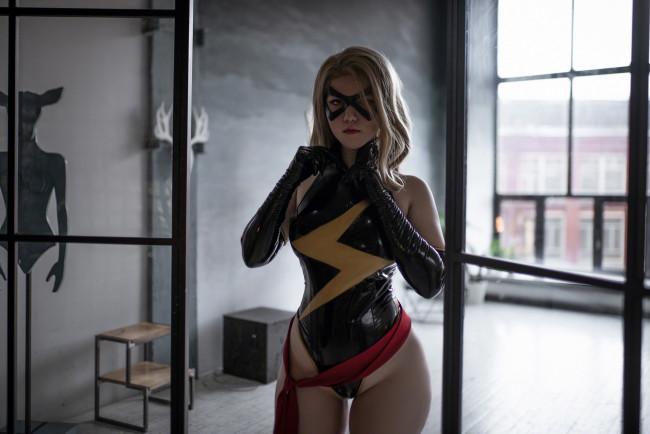 Обои картинки фото девушки, лада люмос, лада, люмос, модель, косплей, женщины в помещении, мисс марвел, супергероиня, блондинка, боди, смотрит на зрителя, маска, латекс, marvel comics, русские женщины, lada lyumos