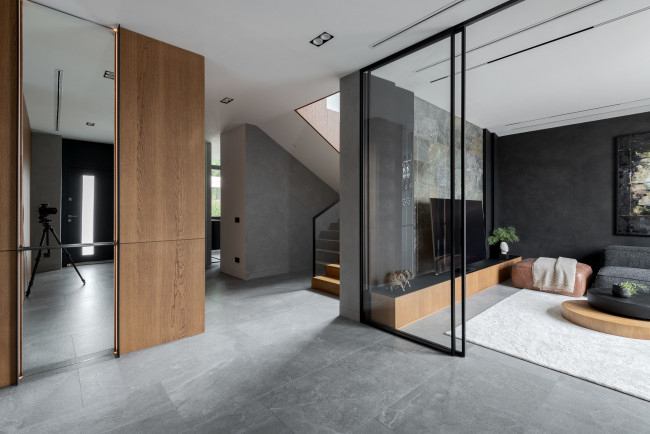 Обои картинки фото интерьер, гостиная, шкаф, зеркало, лестница, комната