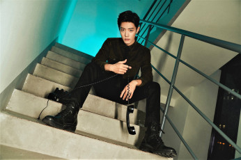 Картинка мужчины xiao+zhan актер лестница подъезд телефон