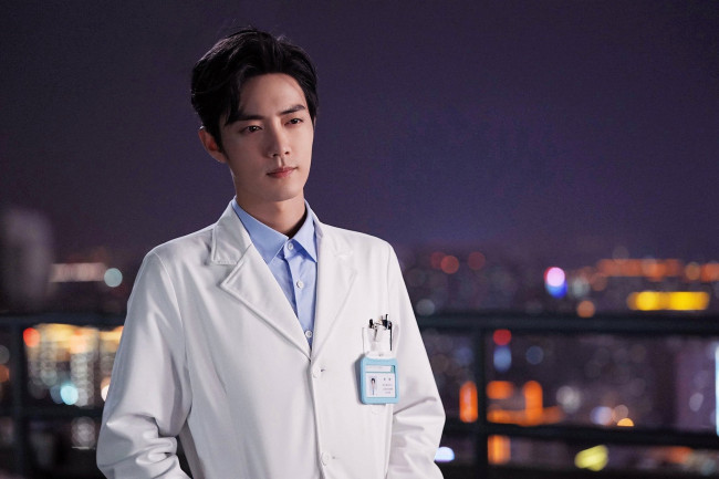 Обои картинки фото кино фильмы, the oath of love, гу, вэй, врач, халат, крыша, закат