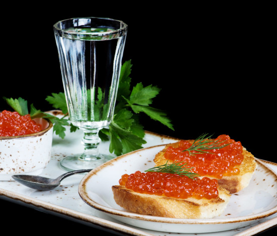 Обои картинки фото еда, икра, красная, деликатес, рюмка, водка