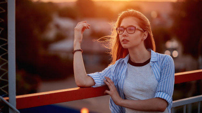 Обои картинки фото девушки, - брюнетки,  шатенки, брюнетка, женщина, в, очках, невысокий, рост, глубина, резкости, передержка, приоткрытые, губы, браслеты, сияние, заката, солнечный, свет, взгляд, сторону, очки, размытый, фон