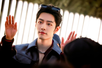 Картинка мужчины xiao+zhan актер очки лицо куртка жест люди забор