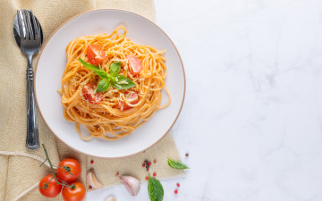 обоя еда, макароны,  макаронные блюда, базилик, спагетти, паста, помидоры, чеснок