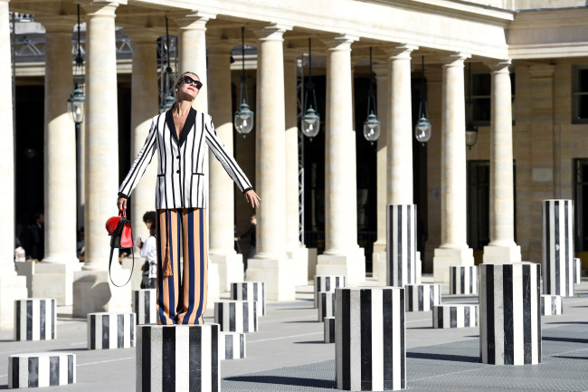 Обои картинки фото девушки, - брюнетки,  шатенки, женщина, очки, костюм, полоски, столбы, здание