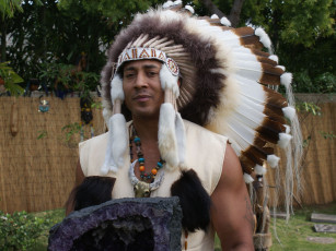 Картинка мужчины unsort индеец перья