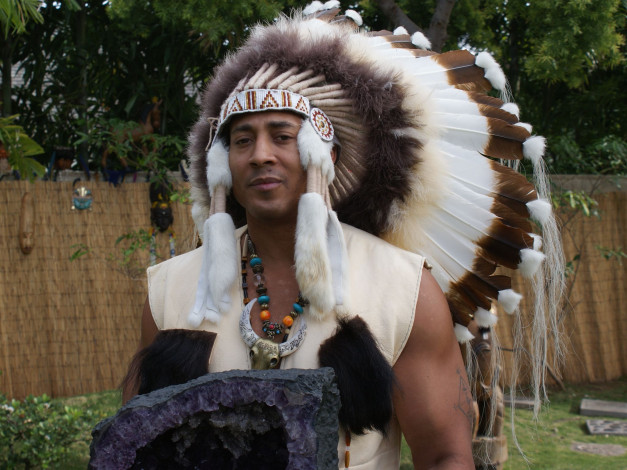 Обои картинки фото мужчины, unsort, индеец, перья