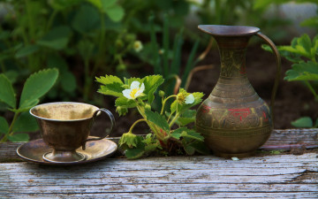 Картинка разное посуда столовые приборы кухонная утварь натюрморт клубника кувшин чашка