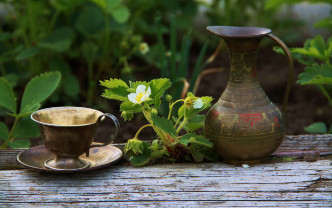 Обои картинки фото разное, посуда, столовые, приборы, кухонная, утварь, натюрморт, клубника, кувшин, чашка