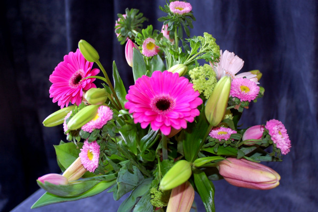 Обои картинки фото цветы, букеты, композиции, лилии, гербера, астры