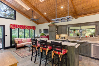 Картинка интерьер кухня стол стулья мебель посуда