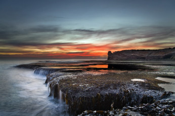 Картинка природа побережье океан скалы лужи туман тучи зарево