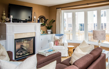 Картинка интерьер гостиная камин окно диван кресло телевизор