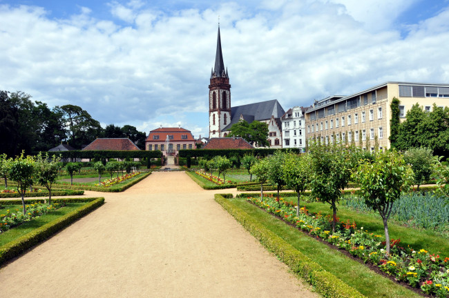 Обои картинки фото германия, дармштадт, города, улицы, площади, набережные, дома, площадь, дорожки, цветы