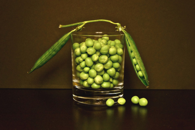 Обои картинки фото еда, бобовые, стручок, стакан, горох