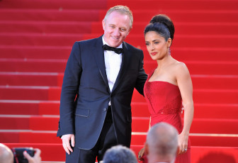 обоя разное, знаменитости, актриса, ступени, премьера, улыбка, толпа, люди, salma, hayek