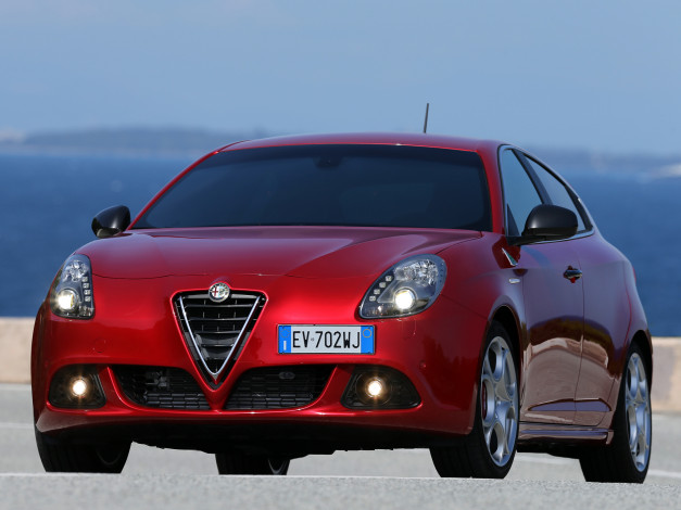 Обои картинки фото автомобили, alfa romeo, alfa, romeo, giulietta, quadrifoglio, verde, 940, 2014, г, красный