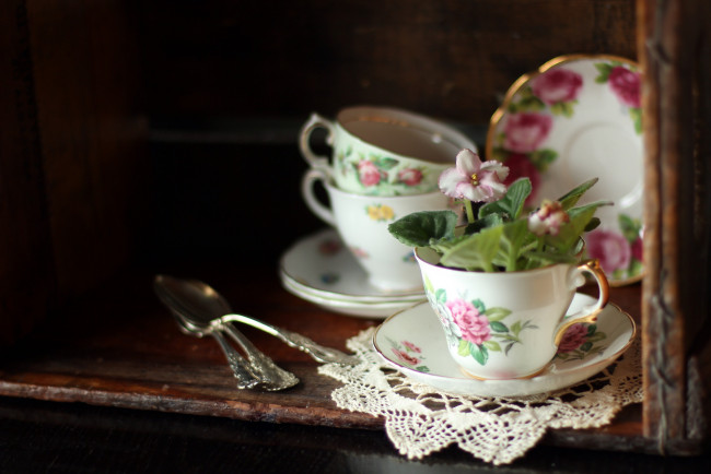 Обои картинки фото разное, посуда,  столовые приборы,  кухонная утварь, полка, чашка, цветы